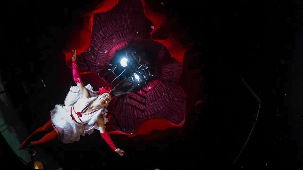 Una actriz sobrevuela la plaza de Bolívar de Bogotá en una función de la obra 'Pedaleando hasta el cielo' de la compañía belga Teather Tol.